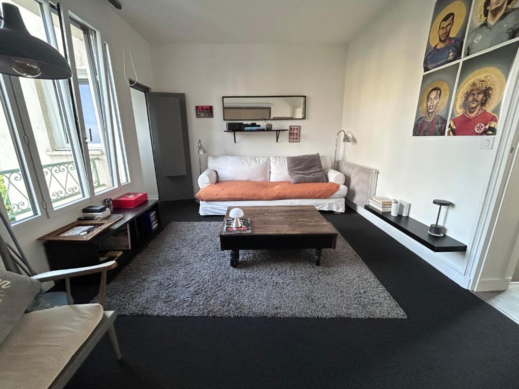 un salon avec un canapé et une table basse dans l'établissement Super appart à Clamart 3 pièces - 7 min gare, à Clamart