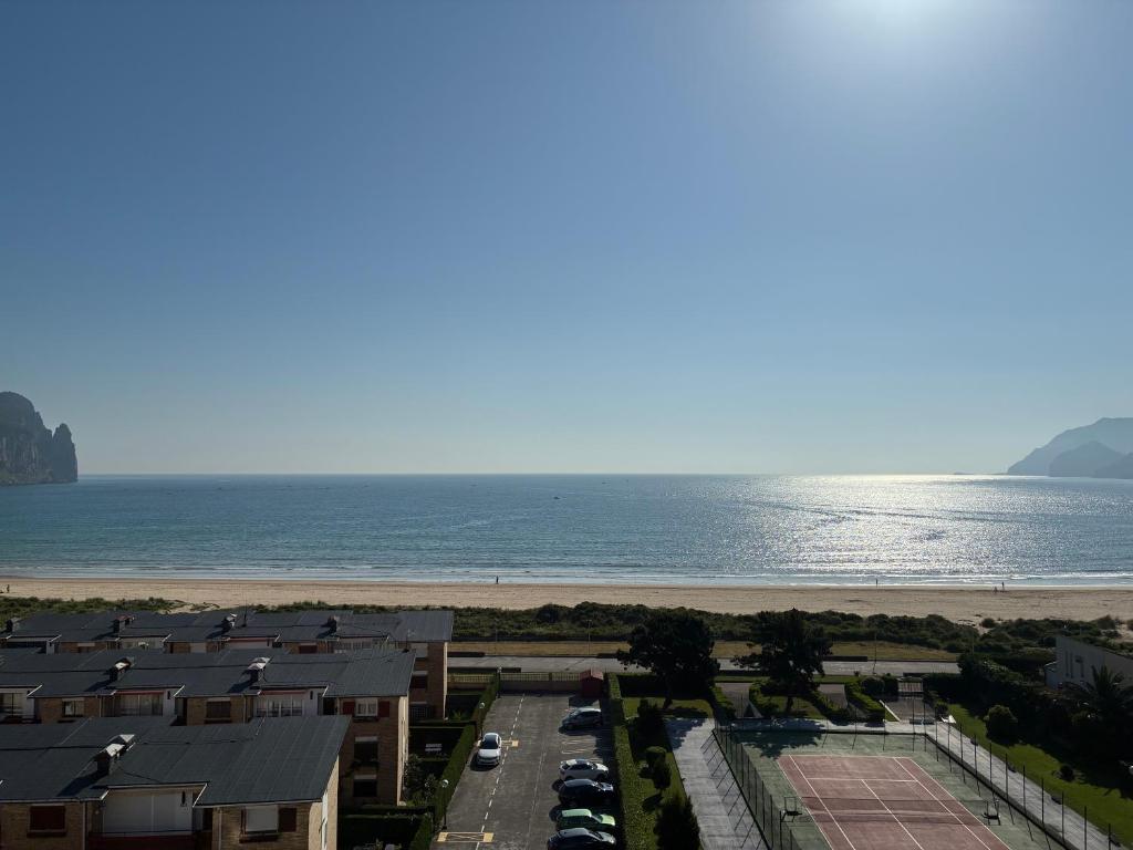 a view of a beach with houses and a parking lot at Vistas al mar, a 1 min de la playa, terraza, wifi in Laredo