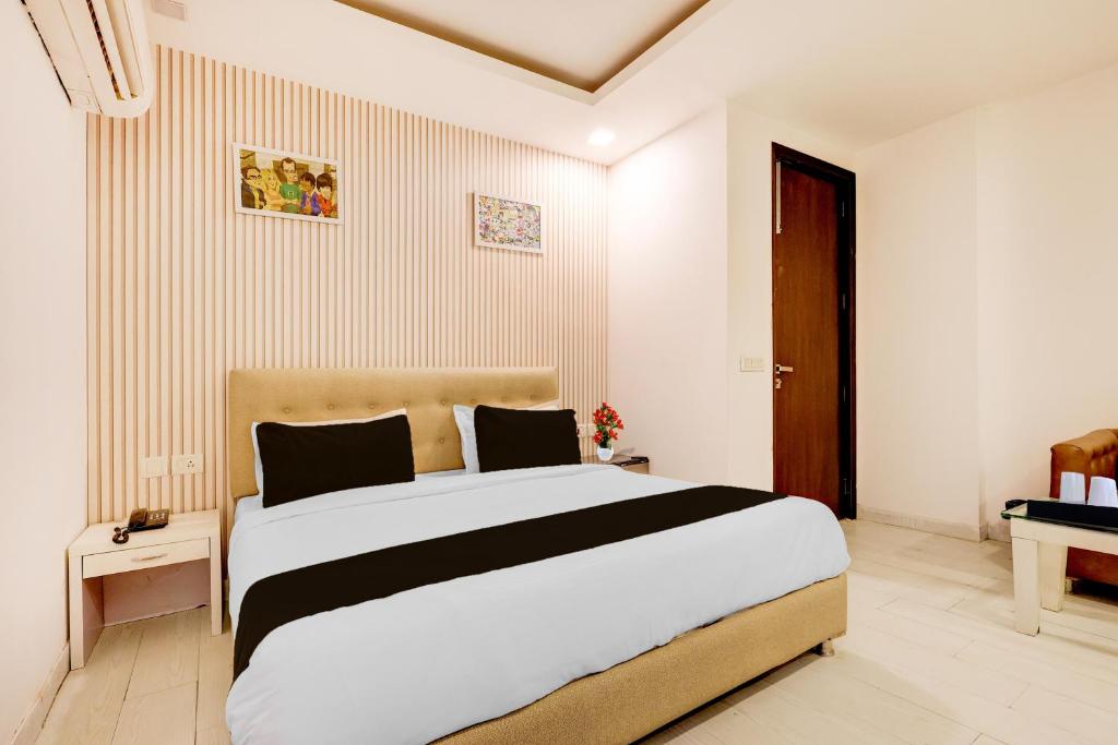 Postel nebo postele na pokoji v ubytování Super Townhouse T Block Sector 24