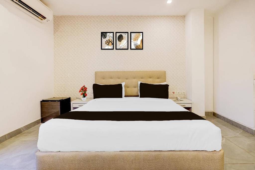Postel nebo postele na pokoji v ubytování Super Townhouse T Block Sector 24