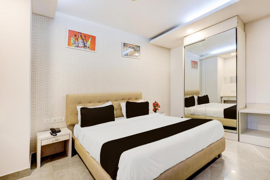 Postel nebo postele na pokoji v ubytování Super Townhouse T Block Sector 24
