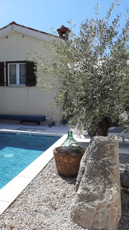 Bazén v ubytování Villa Nostalgia pool & wellness nebo v jeho okolí