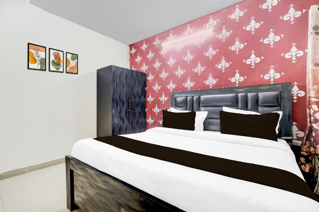 Postel nebo postele na pokoji v ubytování Super Hotel O Nehru Nagar Near Bus Stand