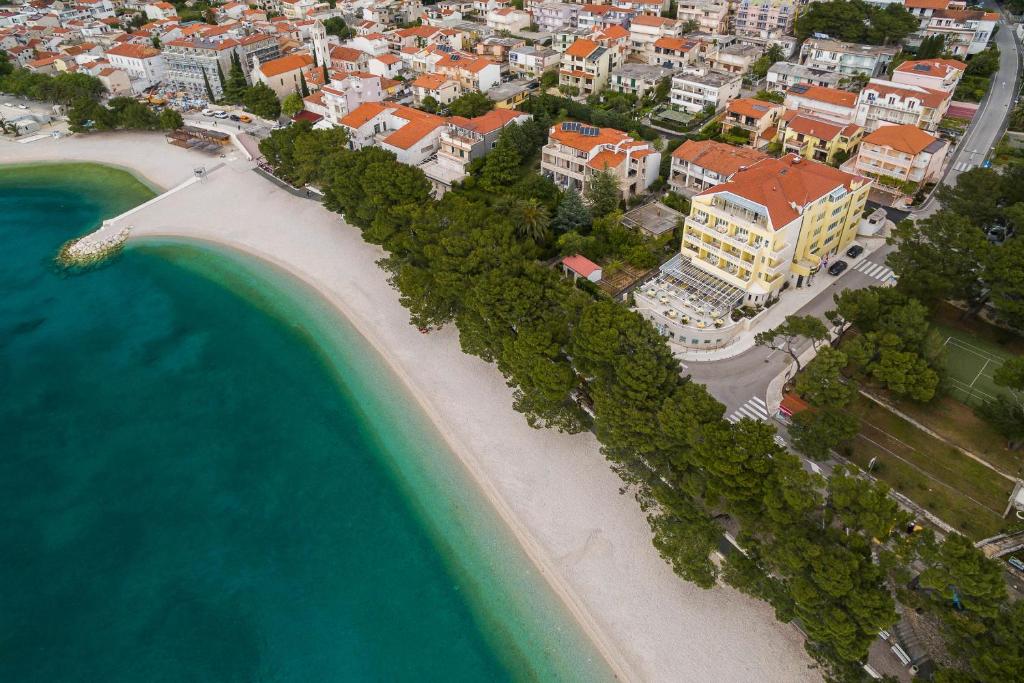 eine Luftansicht eines Resorts am Strand in der Unterkunft Hotel Villa Bacchus in Baška Voda