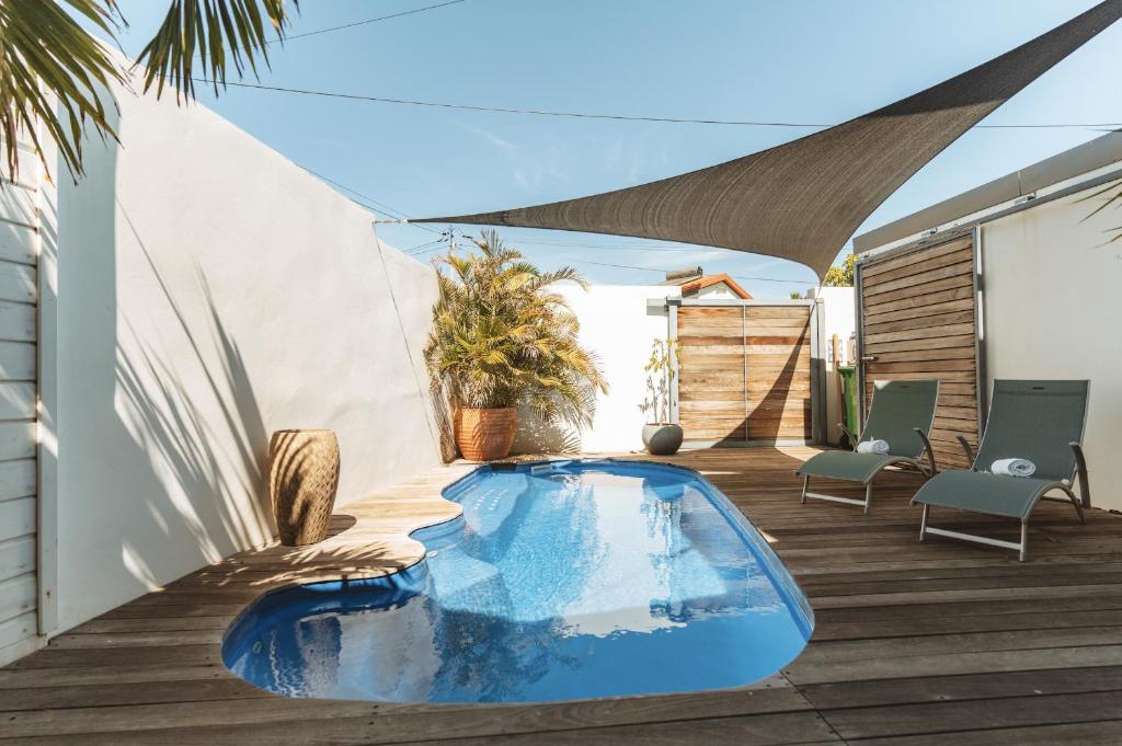 a swimming pool on the deck of a house at Maison Makoa et sa piscine proche du front de mer in Saint-Pierre