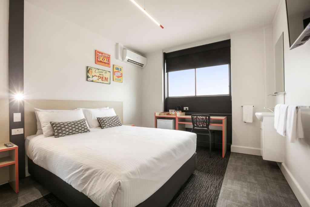 
Economy Queen Room with Shared Bathroom Facilities 
