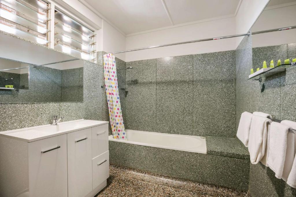 Nightcap at Camp Hill Hotel - Resim 3