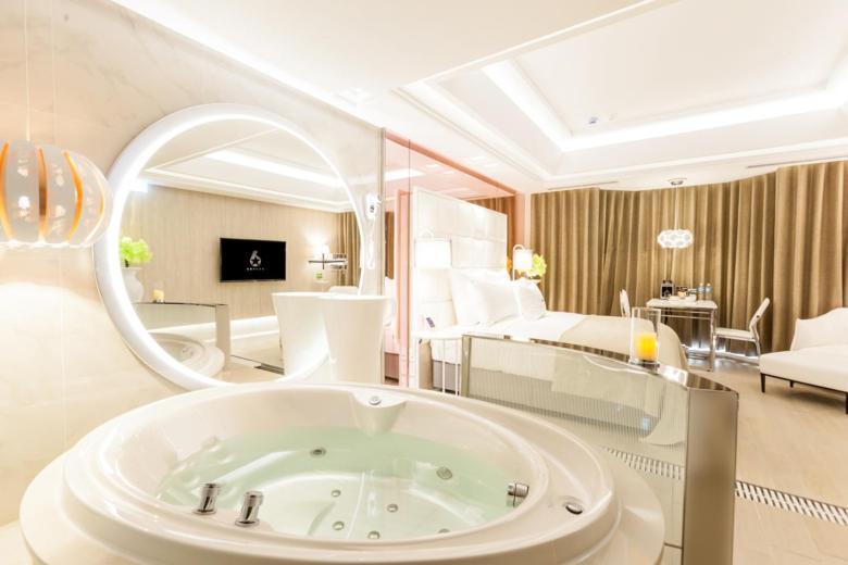 a large bathroom with a large tub in a room at Six Star Motel-Taoyuan in Taoyuan