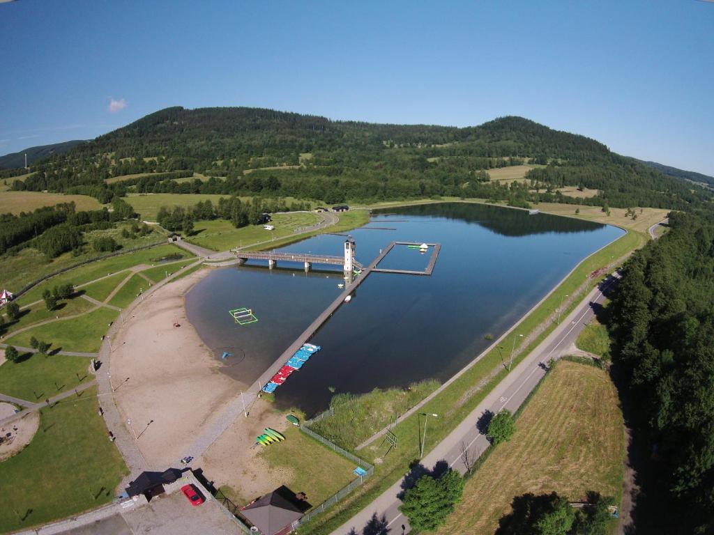 widok z powietrza na duży zbiornik wody w obiekcie Pokoje Gościnne Nad Zalewem w Starej Morawie w Stroniu Śląskim