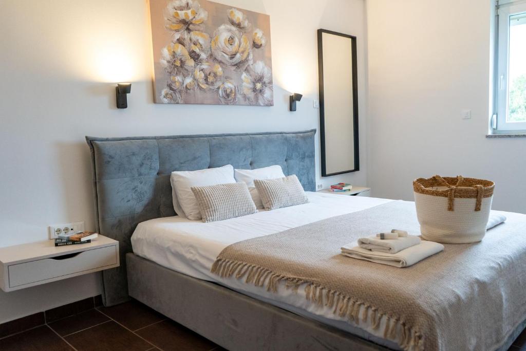 Un dormitorio con una cama grande con cabecero azul. en Vitas Apartments, en Zaton