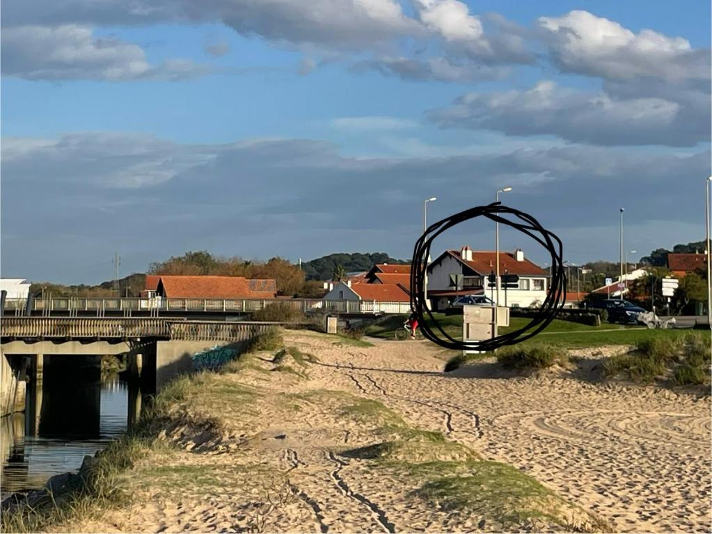 un gros objet métallique posé sur le sable près d'un pont dans l'établissement Bord de plage, à Bidart