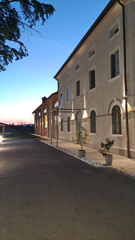 a building with two potted plants in front of it at Ca' Mia - Casa Belfiore in Vicenza