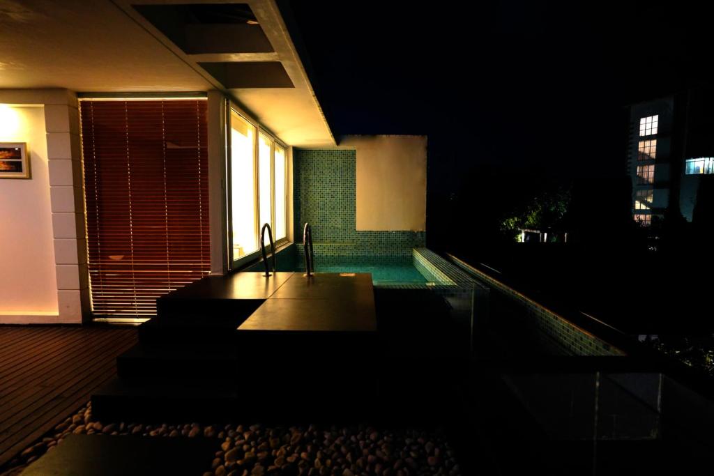 Bazén v ubytování GOA BLUE SEA 3Bhk Villa with 2 Pvt Pools nebo v jeho okolí