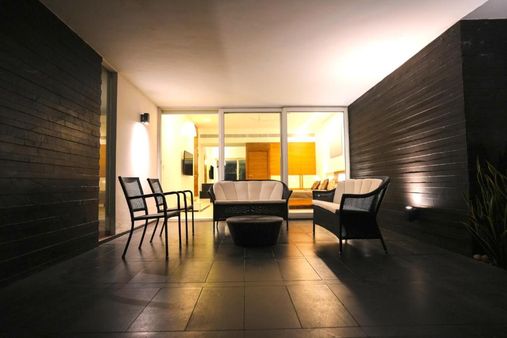 Posezení v ubytování GOA BLUE SEA 3Bhk Villa with 2 Pvt Pools
