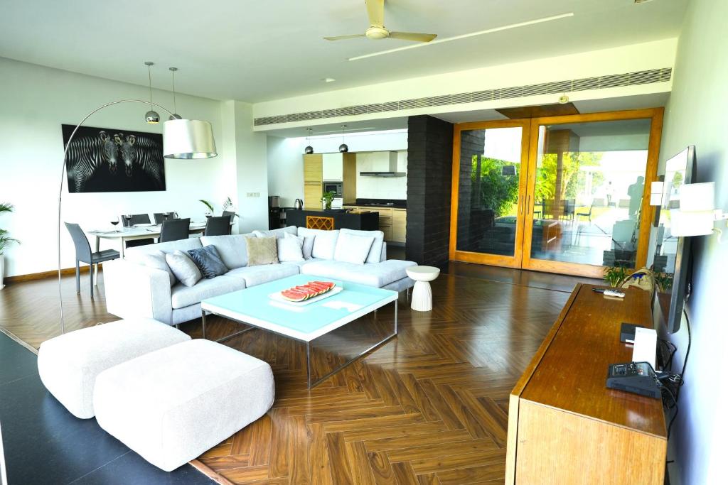TV a/nebo společenská místnost v ubytování GOA BLUE SEA 3Bhk Villa with 2 Pvt Pools