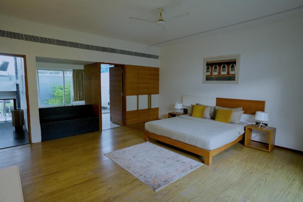 Postel nebo postele na pokoji v ubytování GOA BLUE SEA 3Bhk Villa with 2 Pvt Pools