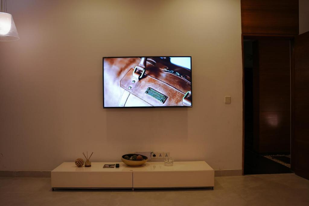 TV a/nebo společenská místnost v ubytování GOA BLUE SEA 3Bhk Villa with 2 Pvt Pools