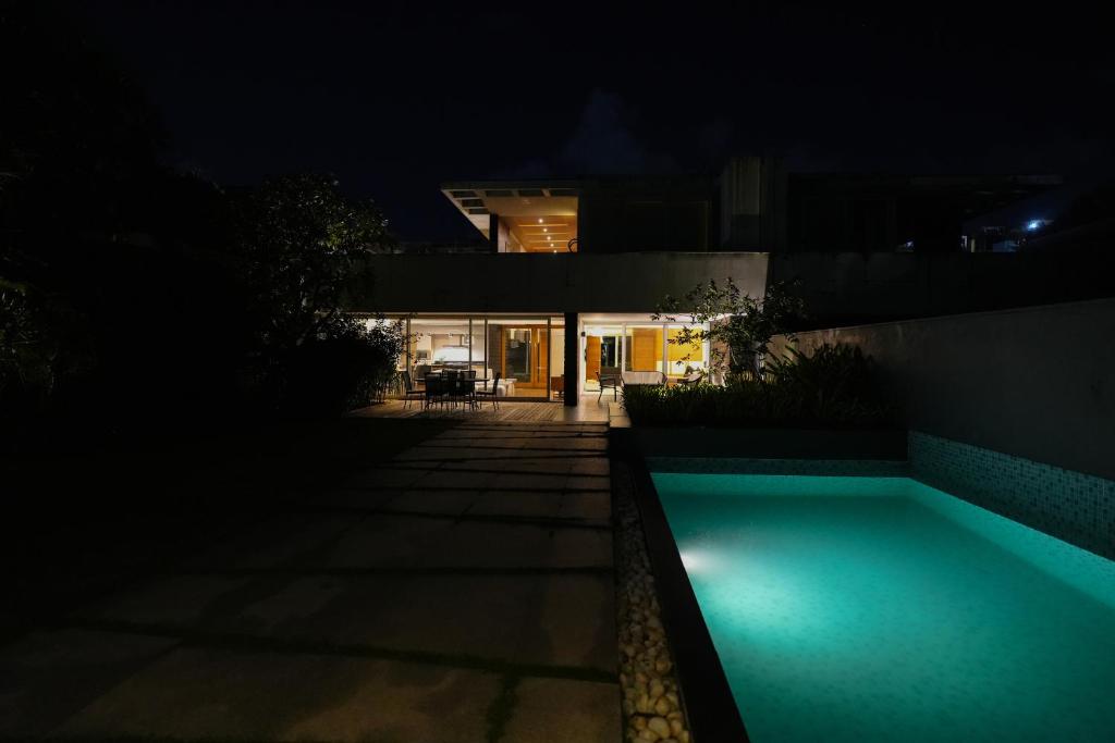 Bazén v ubytování GOA BLUE SEA 3Bhk Villa with 2 Pvt Pools nebo v jeho okolí