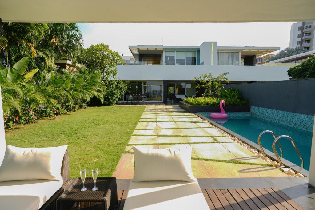 Bazén v ubytování GOA BLUE SEA 3Bhk Villa with 2 Pvt Pools nebo v jeho okolí