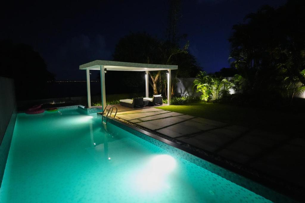 Bazén v ubytování GOA BLUE SEA 3Bhk Villa with 2 Pvt Pools nebo v jeho okolí