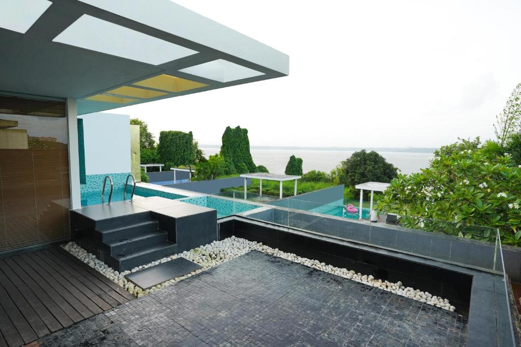 Bazén v ubytování GOA BLUE SEA 3Bhk Villa with 2 Pvt Pools nebo v jeho okolí