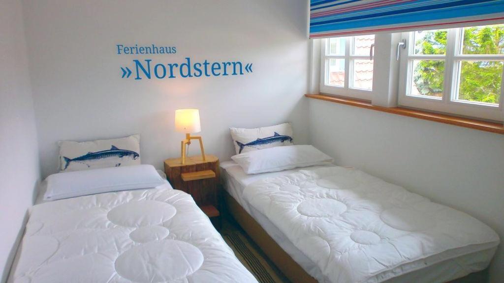 Postel nebo postele na pokoji v ubytování Nordstern Wlan Sauna Kamin Haustiere