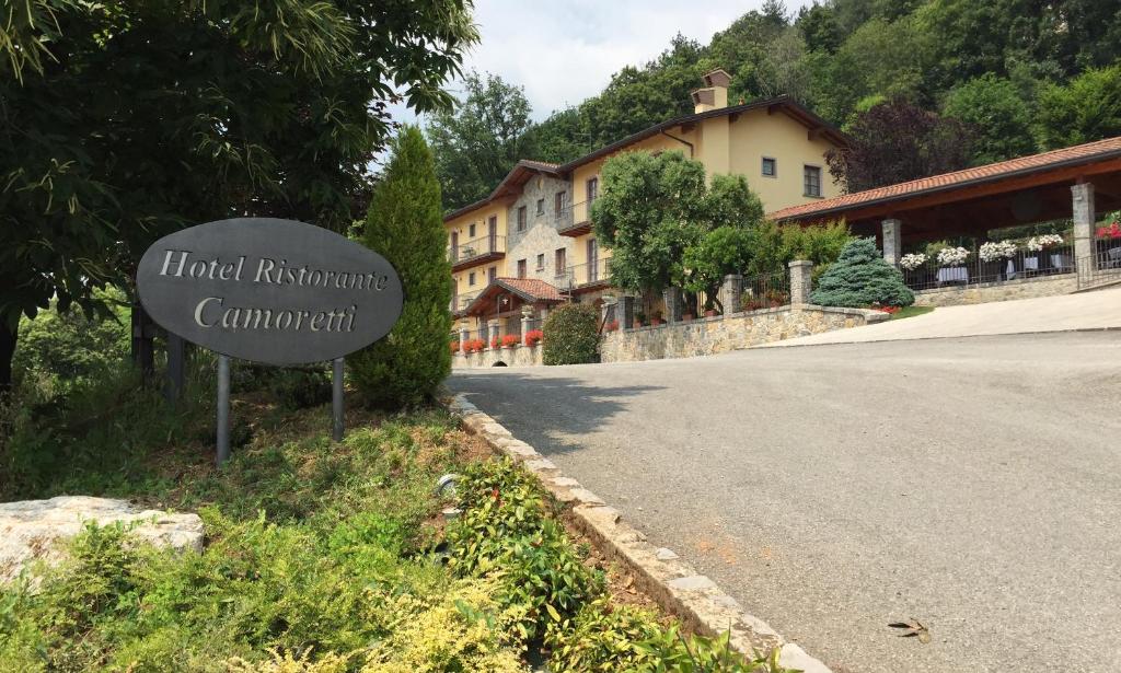 a sign on the side of a road at Hotel Camoretti in Almenno San Bartolomeo