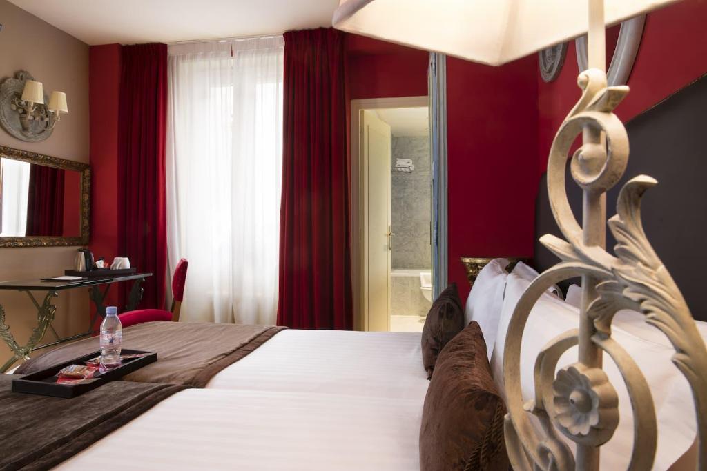 Postel nebo postele na pokoji v ubytování Hotel Des Deux Continents