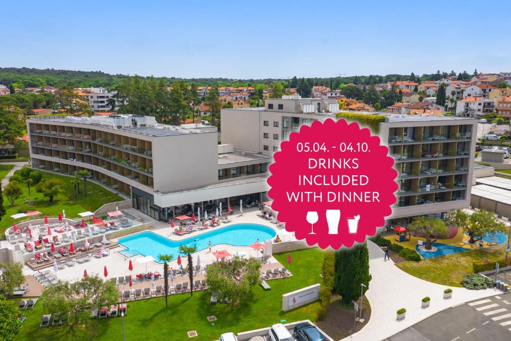 Bazén v ubytování Hotel Park Plava Laguna nebo v jeho okolí