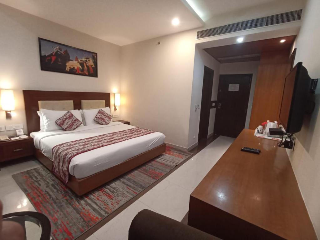 Postel nebo postele na pokoji v ubytování Ramada by Wyndham Varanasi Katesar