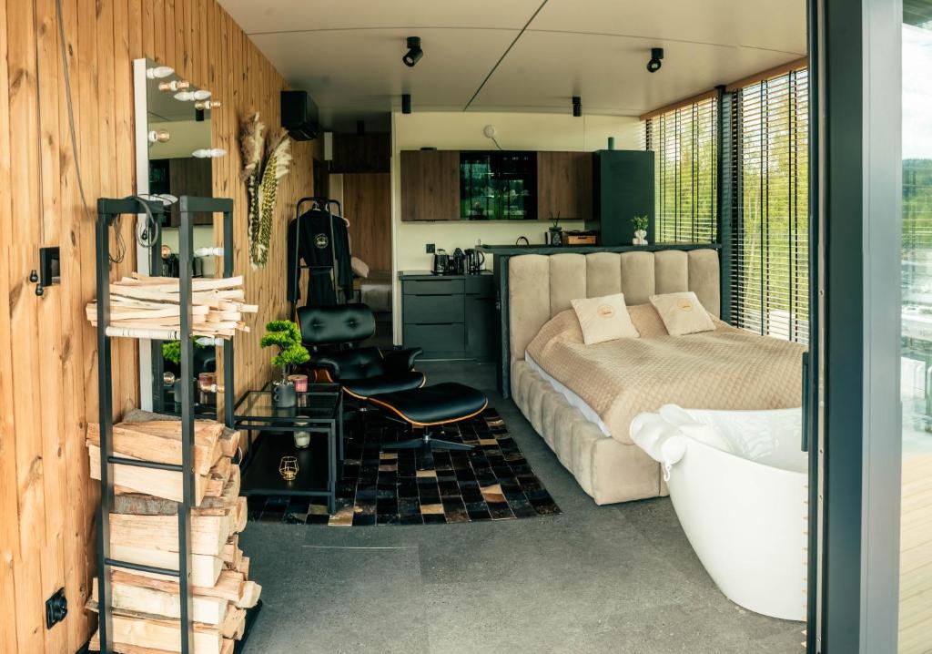 Posezení v ubytování Góralski Harem Osada Glamp & Glass z Jacuzzi i Balią