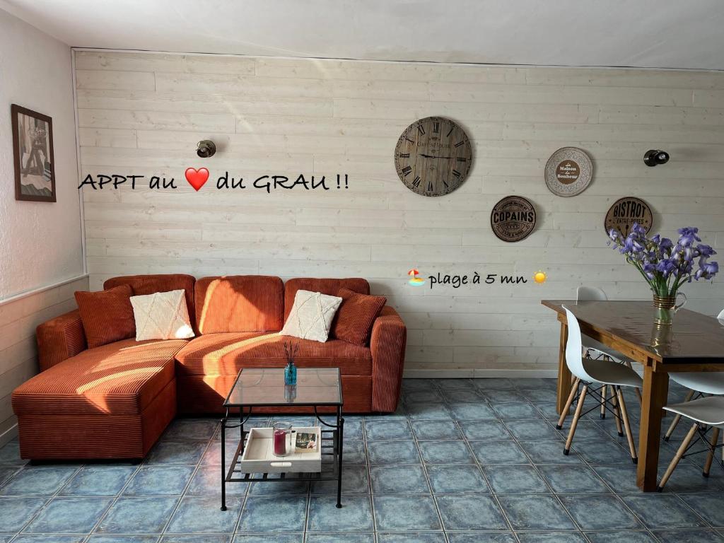 un salon avec un canapé et une table dans l'établissement Appartement Spacieux au cœur du GRAU, au Grau-du-Roi
