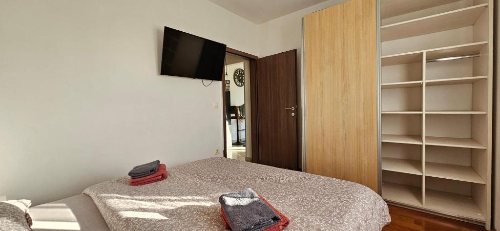 TV a/nebo společenská místnost v ubytování BELLA NINA APARTMENT