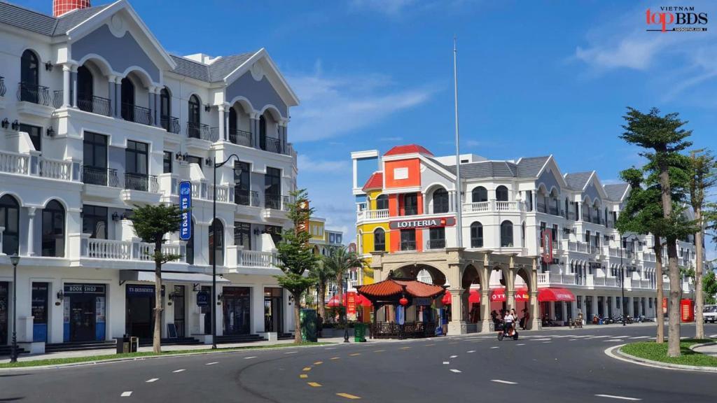 eine Straße in einer Stadt mit vielen Gebäuden in der Unterkunft Hà Lan Homestay - GrandWorld in Phu Quoc