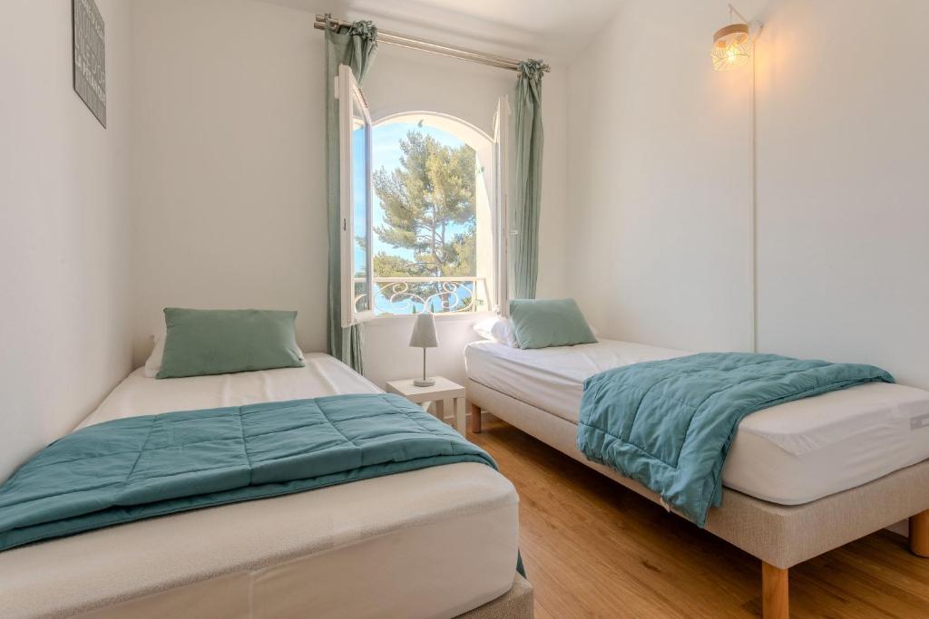 Postel nebo postele na pokoji v ubytování Villa Cap Esterel Vue Mer