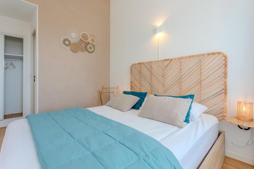 Postel nebo postele na pokoji v ubytování Villa Cap Esterel Vue Mer