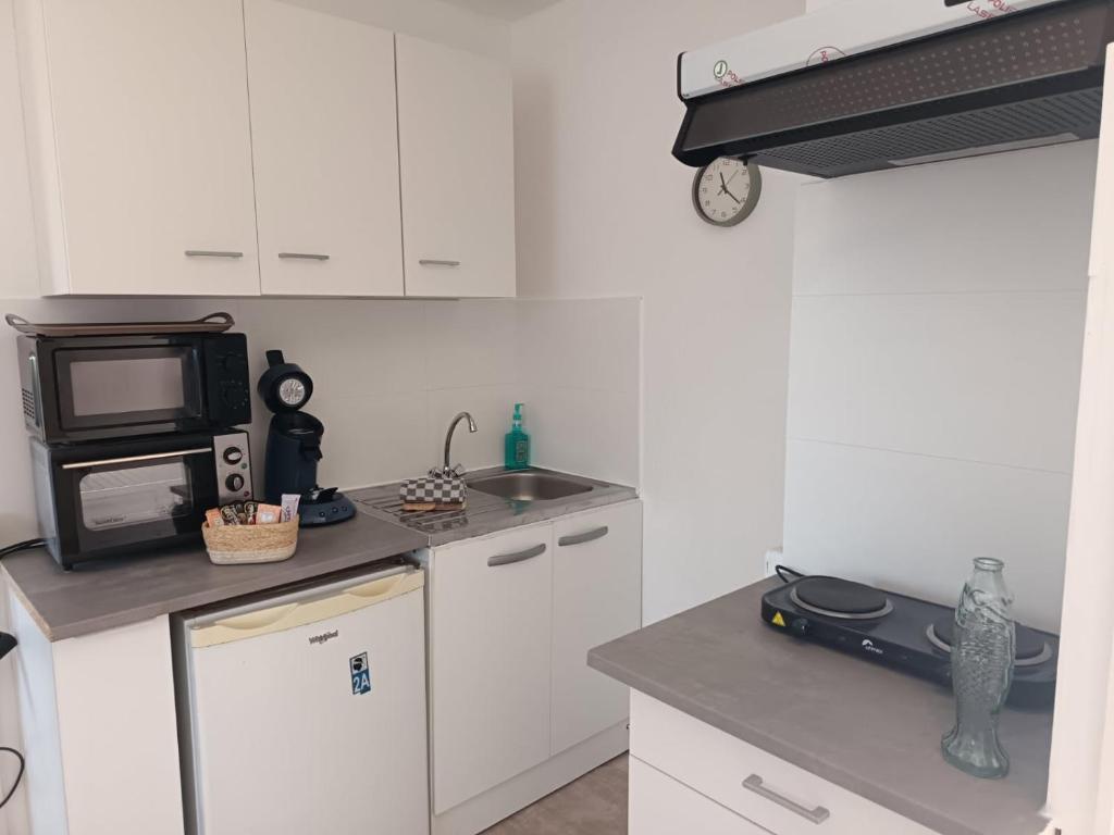 Kuchyň nebo kuchyňský kout v ubytování Au bord de la digue