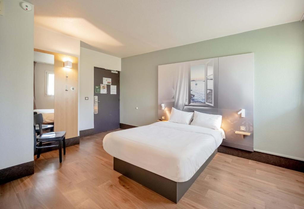 Postel nebo postele na pokoji v ubytování B&B HOTEL Hyères