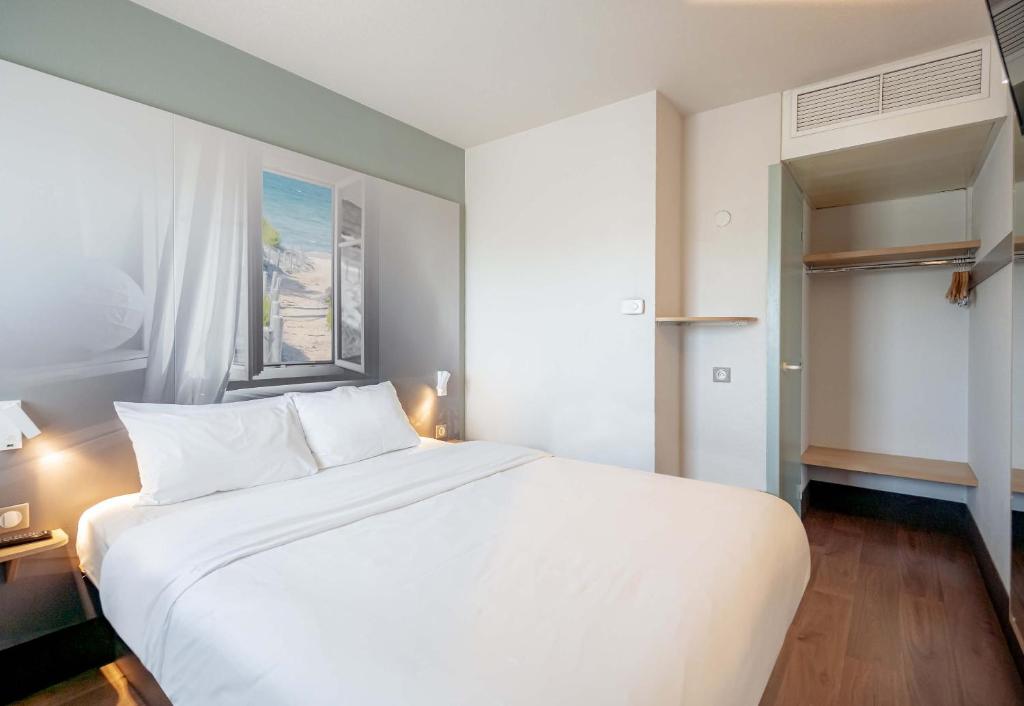 Postel nebo postele na pokoji v ubytování B&B HOTEL Hyères