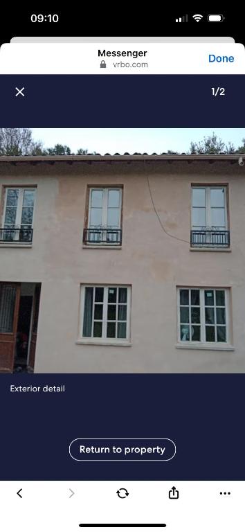 une page d'un site web avec une photo d'une maison dans l'établissement Cosy village House Charroux, à Charroux