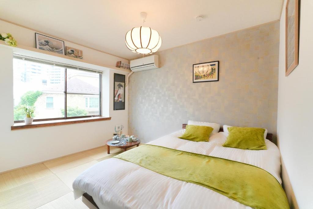 a bedroom with a large bed and a window at 池袋駅徒歩5分 Mejiro Yasu Hotel in Tokyo