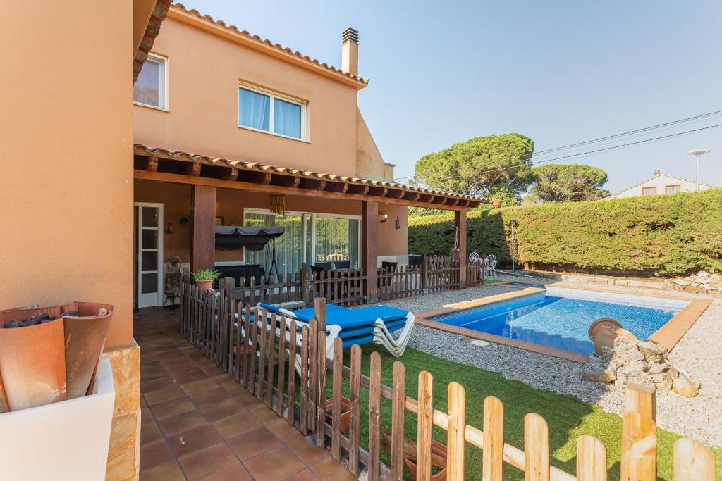 a villa with a swimming pool and a house at Villa Sol in La Canyera