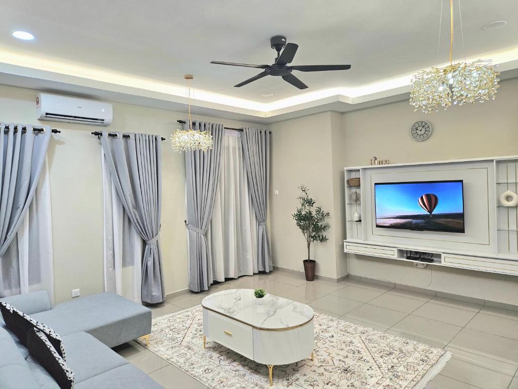 TV a/nebo společenská místnost v ubytování Adam Homestay