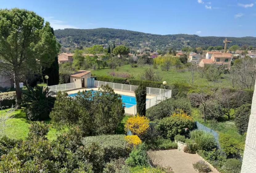 une maison avec une piscine dans un jardin dans l'établissement Le Cap Inné, à Draguignan