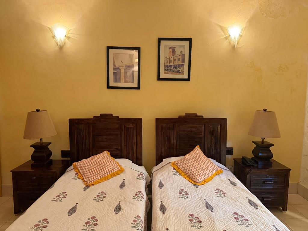 Postel nebo postele na pokoji v ubytování Devi Bhawan
