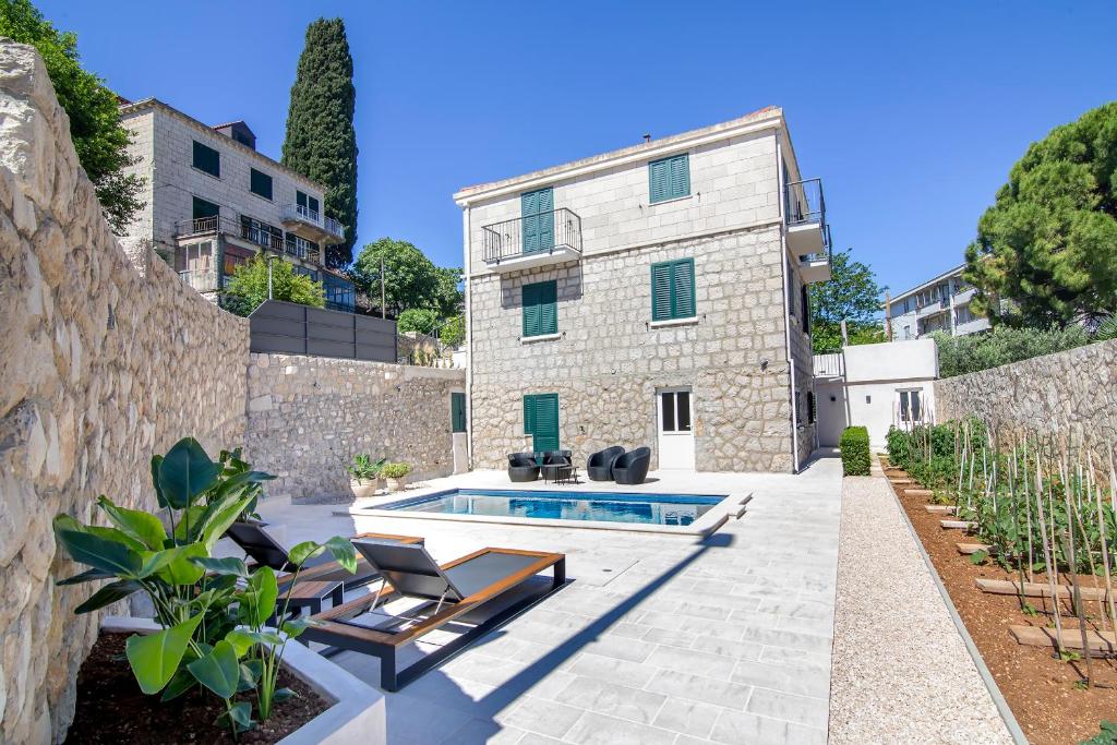 Bazén v ubytovaní Apartments Corner alebo v jeho blízkosti