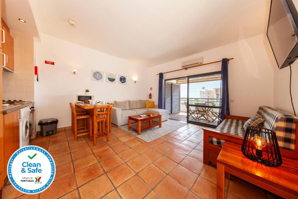 TV a/nebo společenská místnost v ubytování MarinaPark Hill Beach Apartment