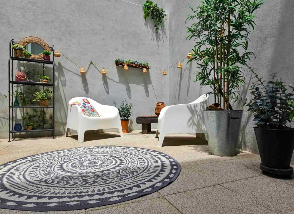 Flores'Old Town - Elegant studio with roomy patio