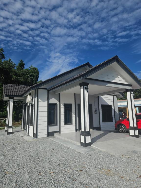 Το κτήριο όπου στεγάζεται  το παραθεριστικό πάρκο