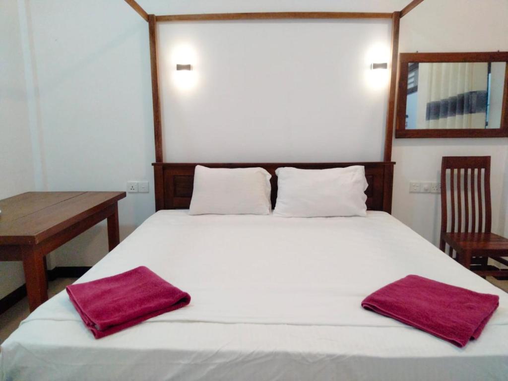 Postel nebo postele na pokoji v ubytování Salty Breeze Arugam bay